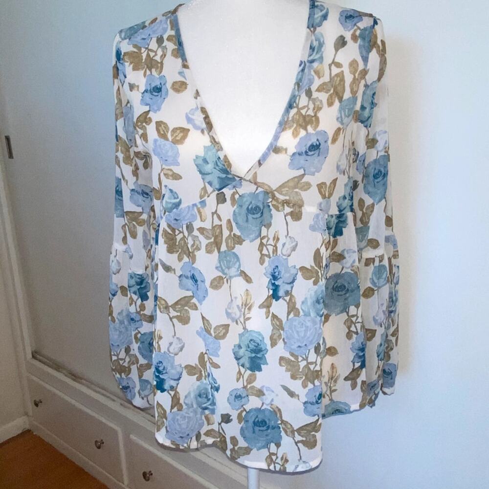 Mossimo White peasant style top with blue florals size small